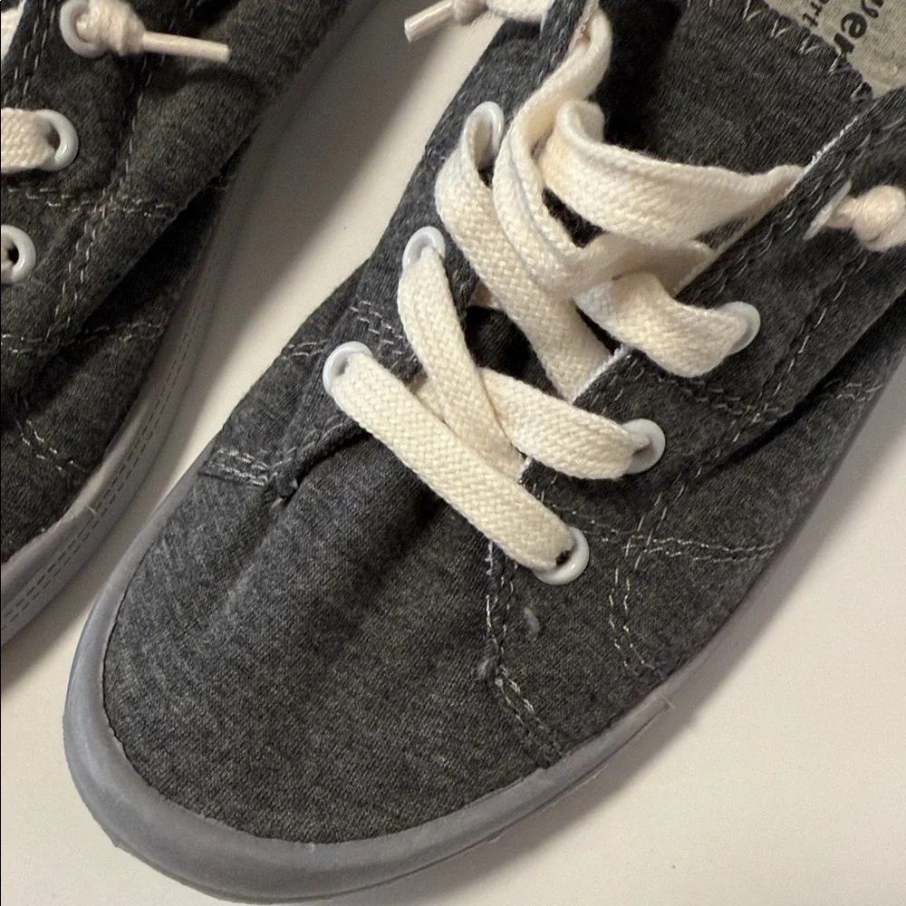 Forever Comfort Gray Fabric with Blue Trim Womens Sneakers 8 1/2 New never wear